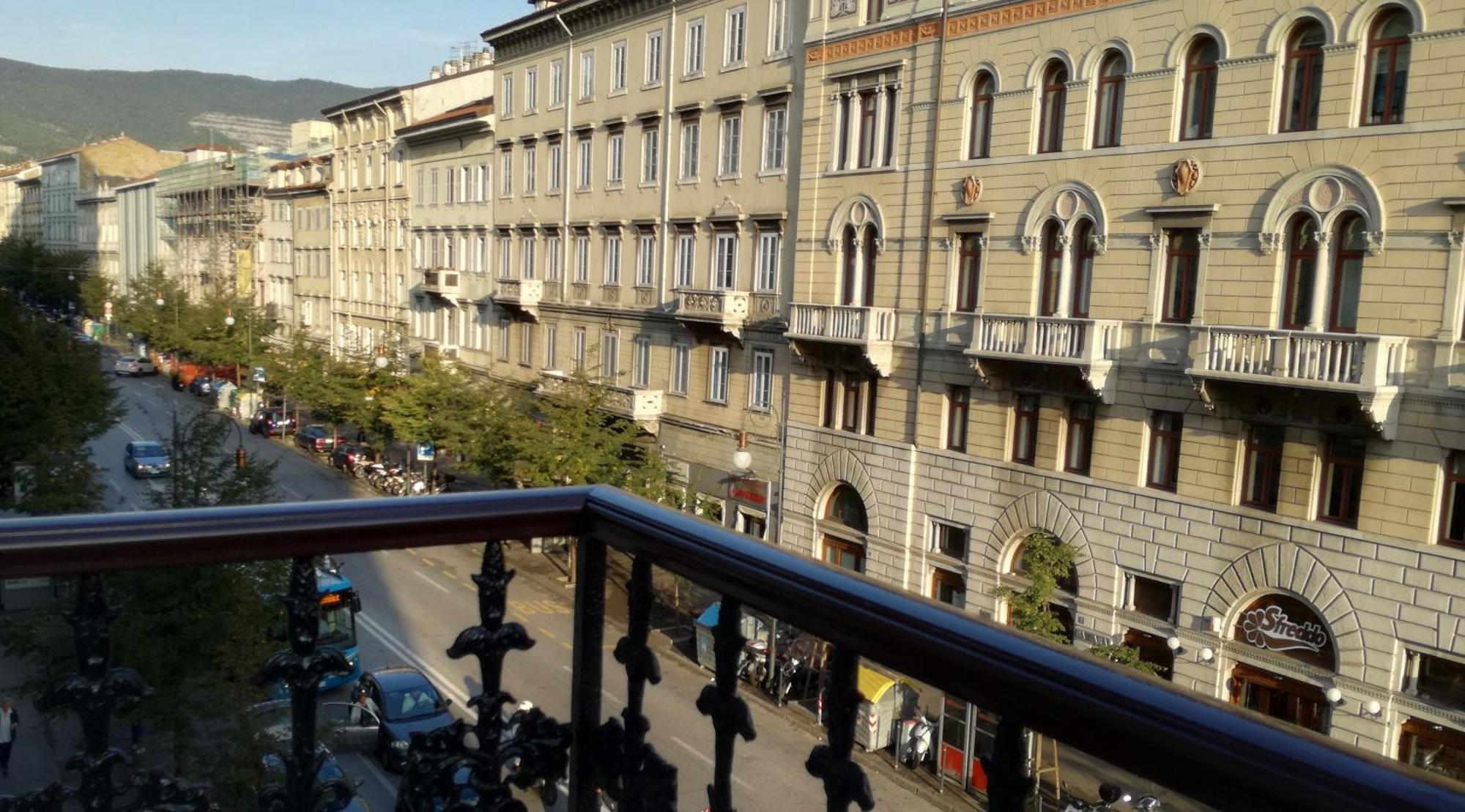 Trieste Center Rooms & Apartments - Fiori Di Trieste Luaran gambar